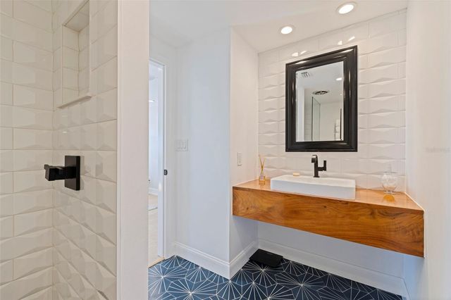 218 COLONY POINT ROAD S, St Petersburg, FL 33705