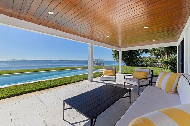 218 COLONY POINT ROAD S, St Petersburg, FL 33705