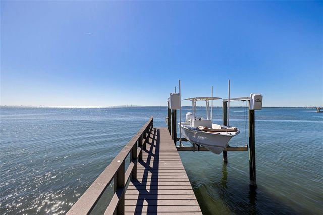 218 COLONY POINT ROAD S, St Petersburg, FL 33705