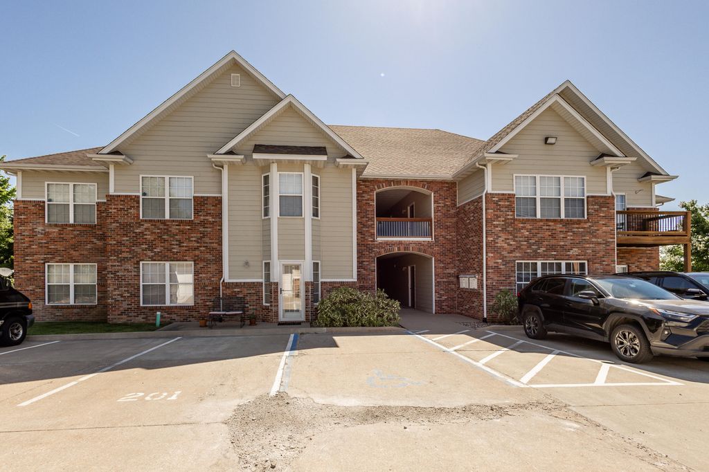 5315 PEBBLE BEACH DR 203, Columbia, MO 65201