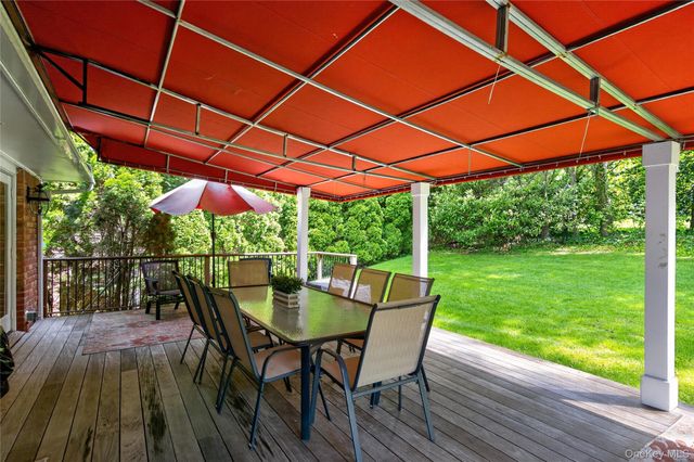 112 The Intervale, Roslyn Estates, NY 11576