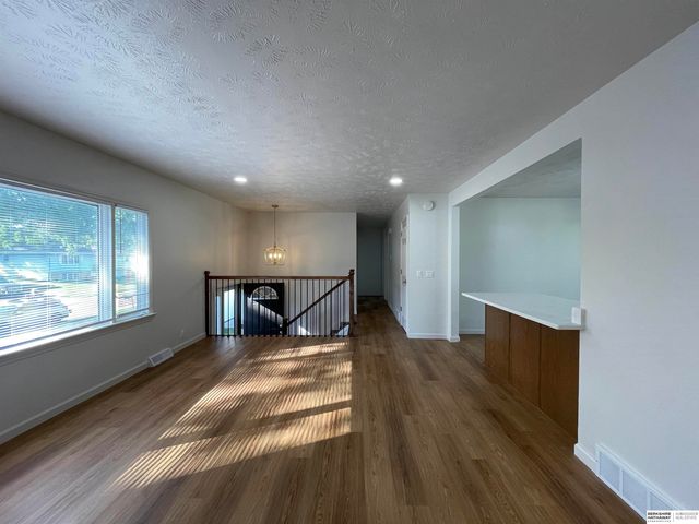 5329 S 105th Street, Omaha, NE 68127
