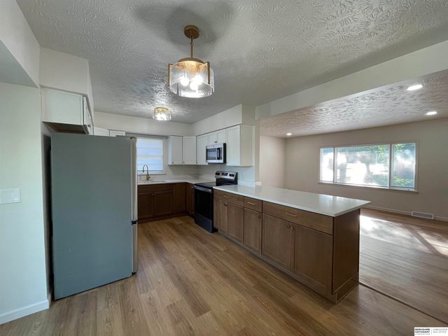 5329 S 105th Street, Omaha, NE 68127