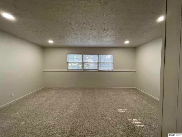 5329 S 105th Street, Omaha, NE 68127