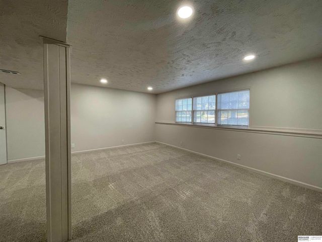 5329 S 105th Street, Omaha, NE 68127