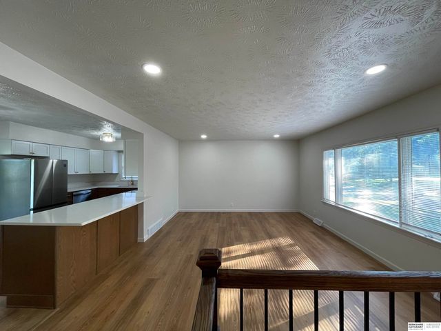 5329 S 105th Street, Omaha, NE 68127