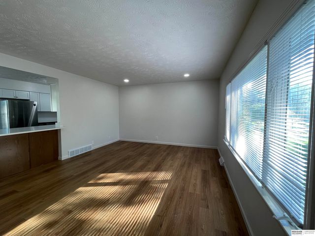 5329 S 105th Street, Omaha, NE 68127