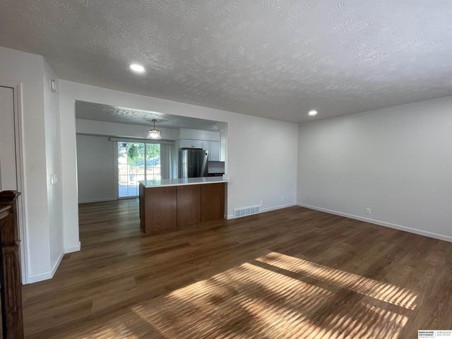 5329 S 105th Street, Omaha, NE 68127