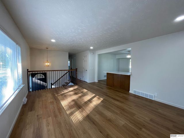 5329 S 105th Street, Omaha, NE 68127