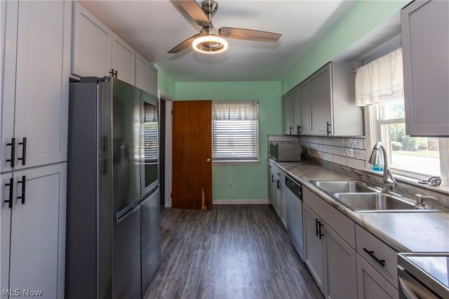 33 Pierce Avenue, Cuyahoga Falls, OH 44221