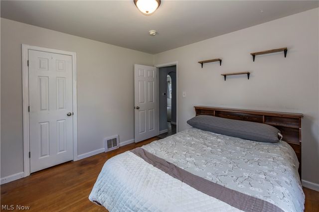 33 Pierce Avenue, Cuyahoga Falls, OH 44221