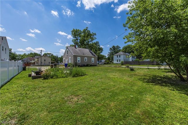 33 Pierce Avenue, Cuyahoga Falls, OH 44221