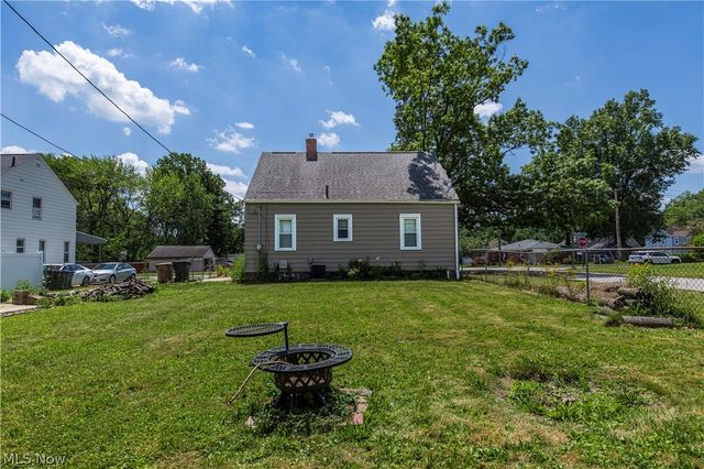 33 Pierce Avenue, Cuyahoga Falls, OH 44221
