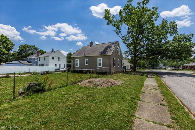 33 Pierce Avenue, Cuyahoga Falls, OH 44221
