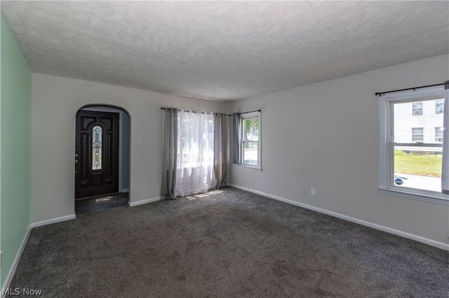 33 Pierce Avenue, Cuyahoga Falls, OH 44221