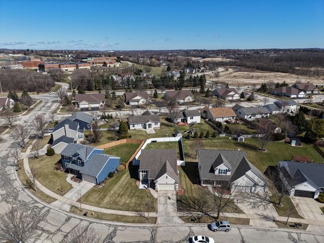 3533 Rivers Crossing DRIVE, Waukesha, WI 53189