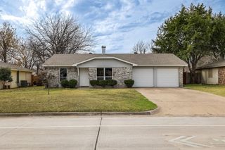 341 NW Summercrest Boulevard, Burleson, TX 76028