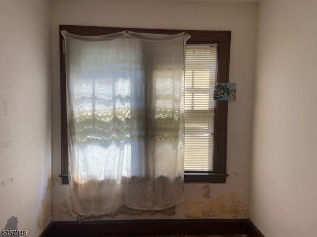 944 Madison Ave, Elizabeth City, NJ 07201