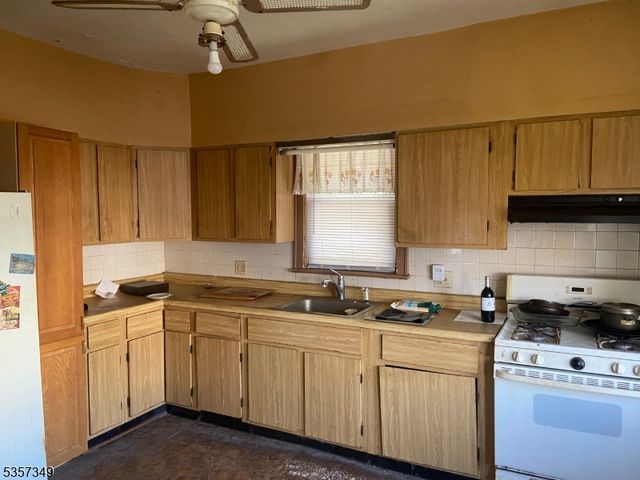 944 Madison Ave, Elizabeth City, NJ 07201