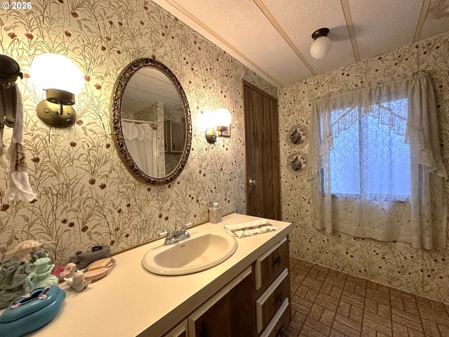 60108 EASTSIDE Ln, John Day, OR 97845