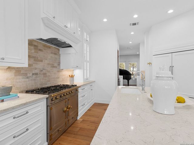 676 Highgate Dr, Bandera, TX 78003