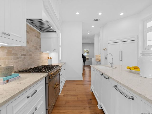 676 Highgate Dr, Bandera, TX 78003