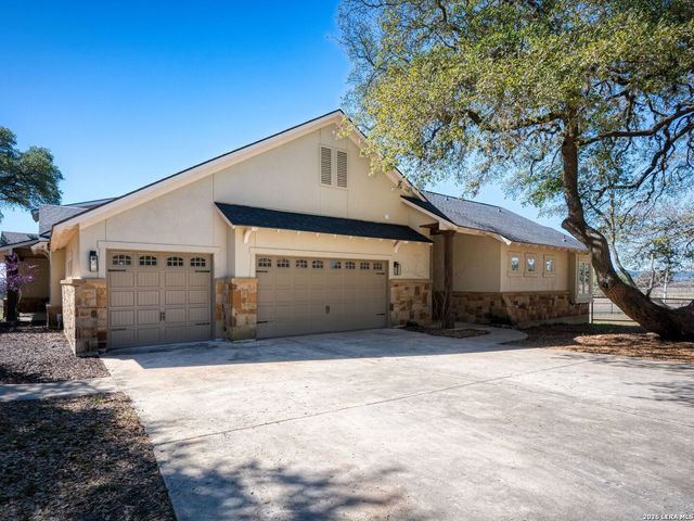 676 Highgate Dr, Bandera, TX 78003