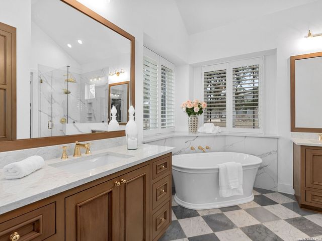 676 Highgate Dr, Bandera, TX 78003