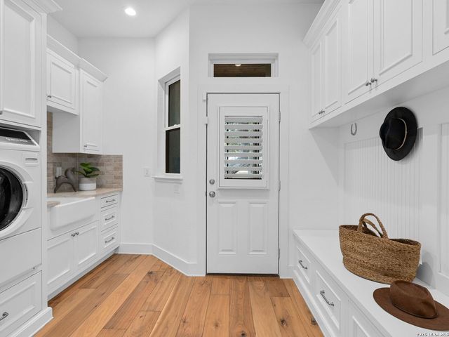 676 Highgate Dr, Bandera, TX 78003