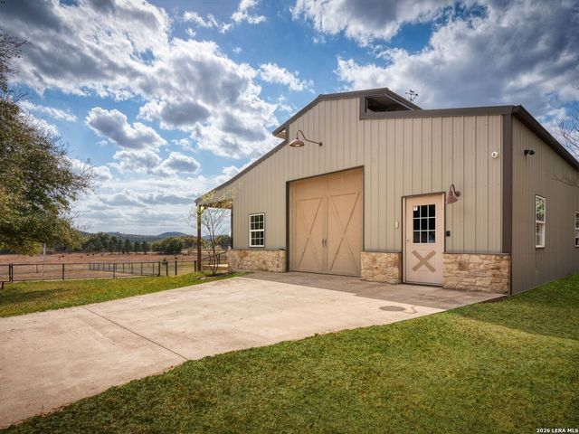 676 Highgate Dr, Bandera, TX 78003