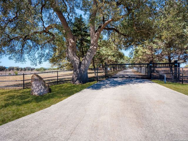 676 Highgate Dr, Bandera, TX 78003