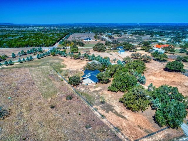 676 Highgate Dr, Bandera, TX 78003