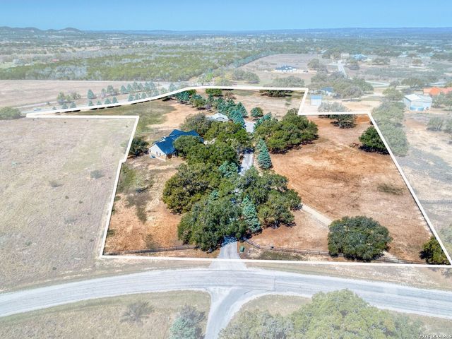 676 Highgate Dr, Bandera, TX 78003