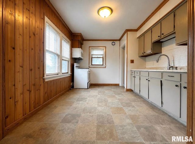 2307 W FORREST HILL Avenue, Peoria, IL 61604