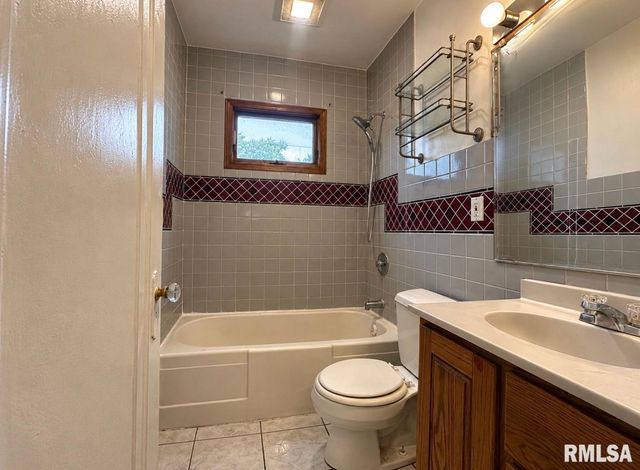 2307 W FORREST HILL Avenue, Peoria, IL 61604