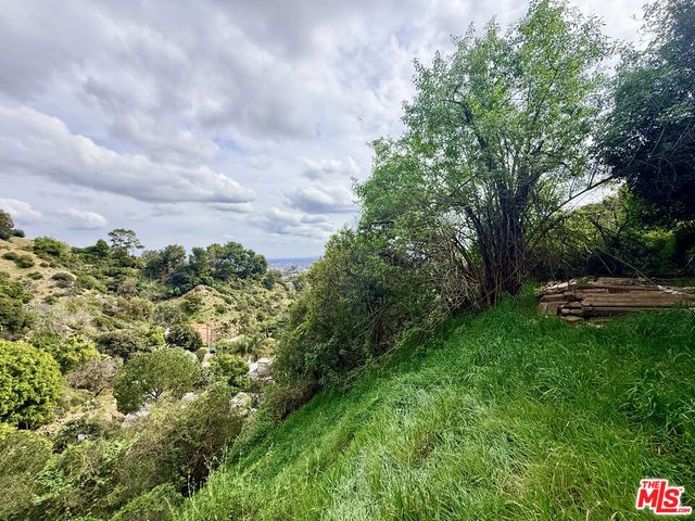 8468 Elusive Dr, Los Angeles, CA 90046