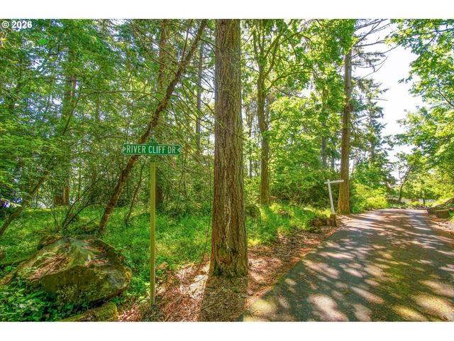 River Cliffs Dr, St Helens, OR 97051