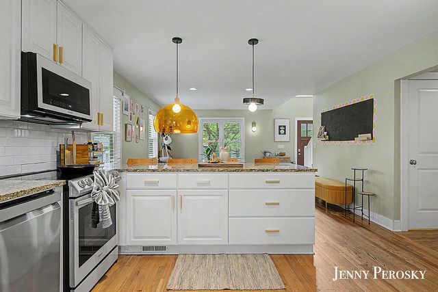 1044 Breton Road Se, East Grand Rapids, MI 49506