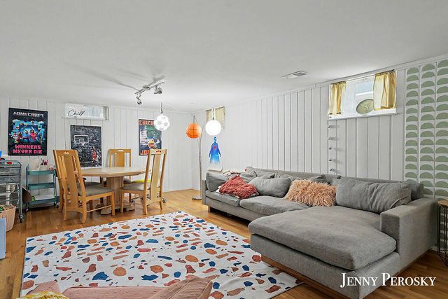 1044 Breton Road Se, East Grand Rapids, MI 49506