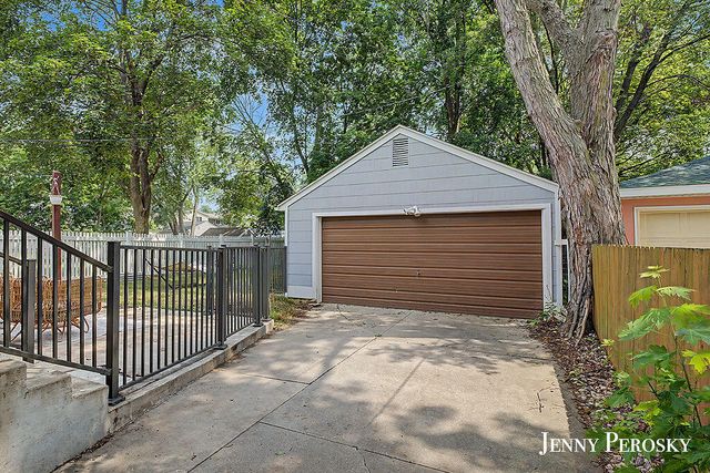 1044 Breton Road Se, East Grand Rapids, MI 49506