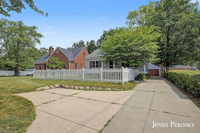 1044 Breton Road Se, East Grand Rapids, MI 49506