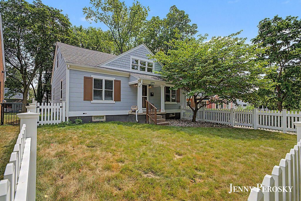 1044 Breton Road Se, East Grand Rapids, MI 49506