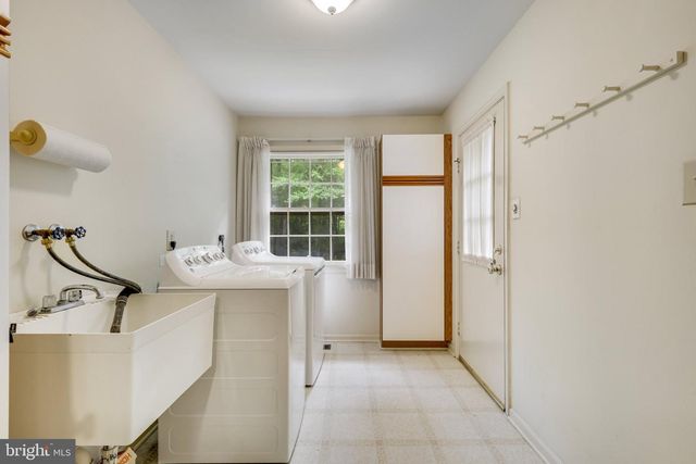 1427 LAUREL RD, Vienna, VA 22182