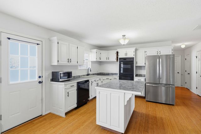 1069 S Red Cedar Avenue, Springfield, MO 65802