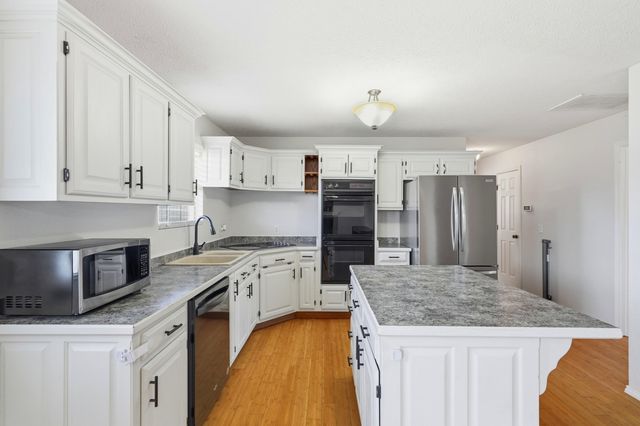 1069 S Red Cedar Avenue, Springfield, MO 65802