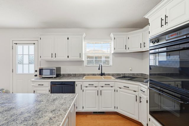 1069 S Red Cedar Avenue, Springfield, MO 65802