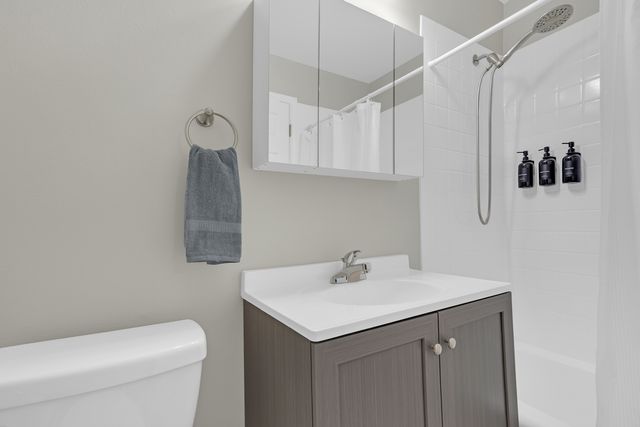 8856 N Northshore Drive 2C, Des Plaines, IL 60016