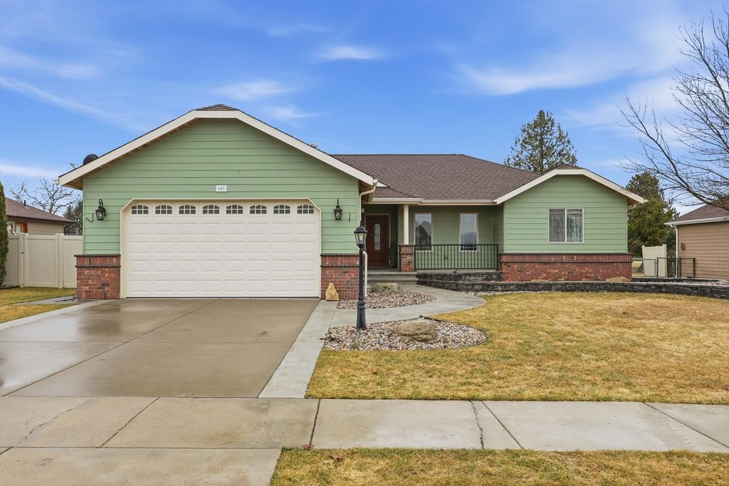 607 N Country Club Dr, Deer Park, WA 99006