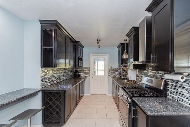 306 Oakhurst Street, La Porte, TX 77571