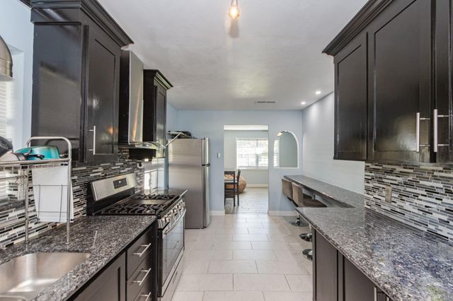 306 Oakhurst Street, La Porte, TX 77571